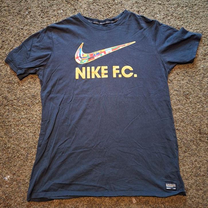 Mooie blauwe Nike F.C. T-shirt - Maat L, Kleding | Heren, T-shirts, Gedragen, Maat 52/54 (L), Blauw, Ophalen of Verzenden