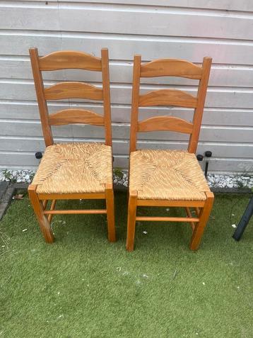 Oude stoelen beschikbaar voor biedingen