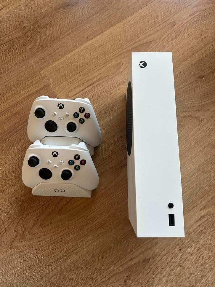 Xbox One S + 2 Controllers + Docking Station, Spelcomputers en Games, Spelcomputers | Xbox Series X en S, Zo goed als nieuw, Ophalen of Verzenden