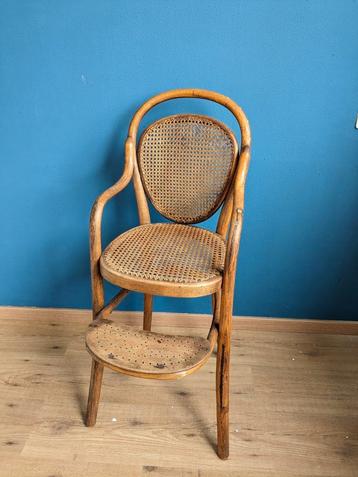 Oude vintage kinderstoel beschikbaar voor biedingen