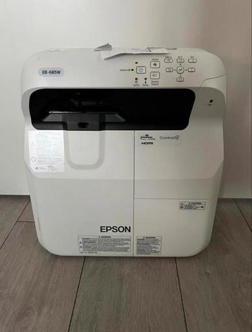 Epson EB-685W Pro Ultra Short Throw | 3500 lumen | 100 inch