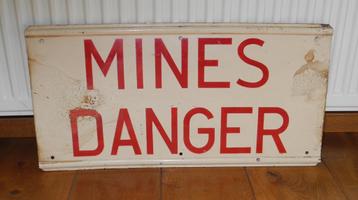 Brits WO2 waarschuwingsbord Mines Danger. 61 x 30 x 0.7 beschikbaar voor biedingen