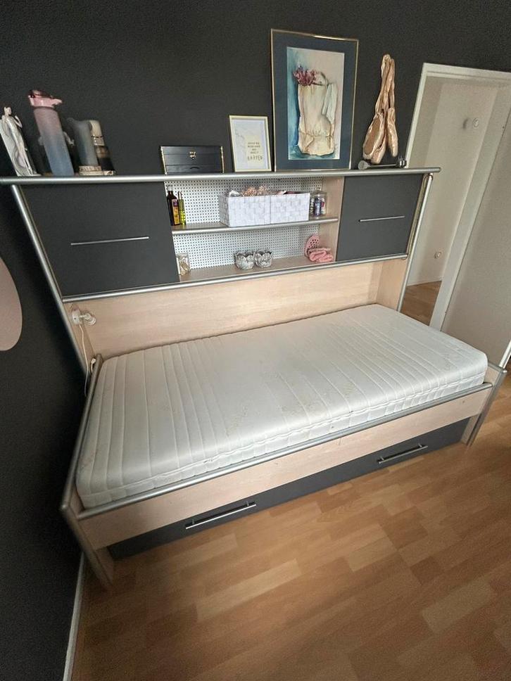 Eenpersoonsbed met houten opbouwkast en metalen spiraal, Huis en Inrichting, Slaapkamer | Bedden, Zo goed als nieuw, Eenpersoons