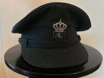 Antieke Nederlandse uniformpet met kroon en leeuw  beschikbaar voor biedingen