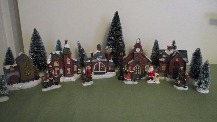 Kerstdorp met figuren en bomen, Diversen, Kerst, Zo goed als nieuw, Ophalen of Verzenden