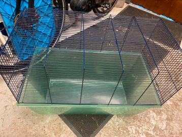 Hamsterkooi met toebehoren beschikbaar voor biedingen