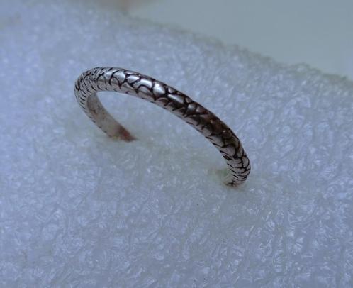 Zilverkleurige ring met schubbig motief, Sieraden, Tassen en Uiterlijk, Ringen, Gebruikt, Dame, 17 tot 18, Zilver, IJzer of Staal