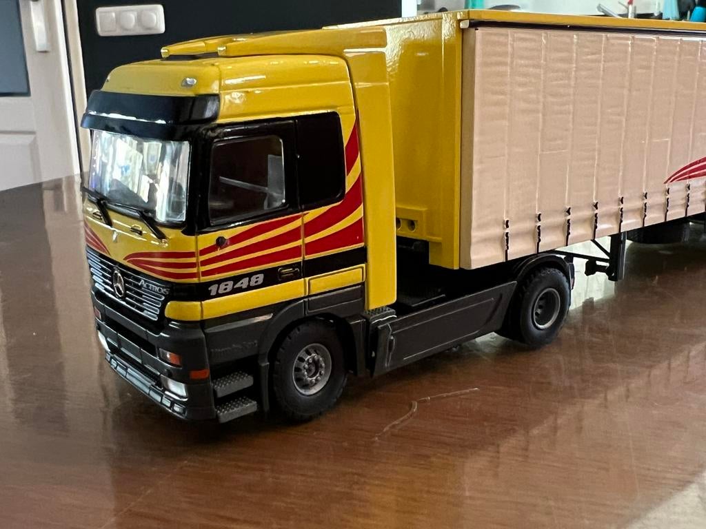 Tekno mercedes actros   Met tautliner 1:50, Hobby en Vrije tijd, Modelauto's | 1:50, Ophalen of Verzenden, Zo goed als nieuw, Bus of Vrachtwagen