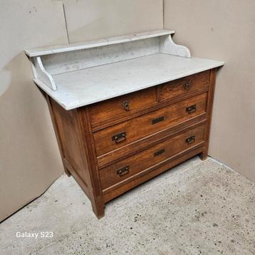 Antieke eiken commode met marmeren blad beschikbaar voor biedingen