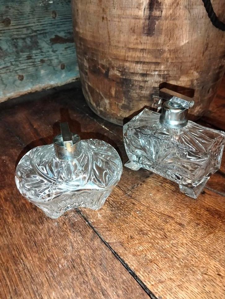 Kristallen parfum flesjes 2 stuks leeg
Brocante antiek, Antiek en Kunst, Antiek | Goud en Zilver, Ophalen of Verzenden