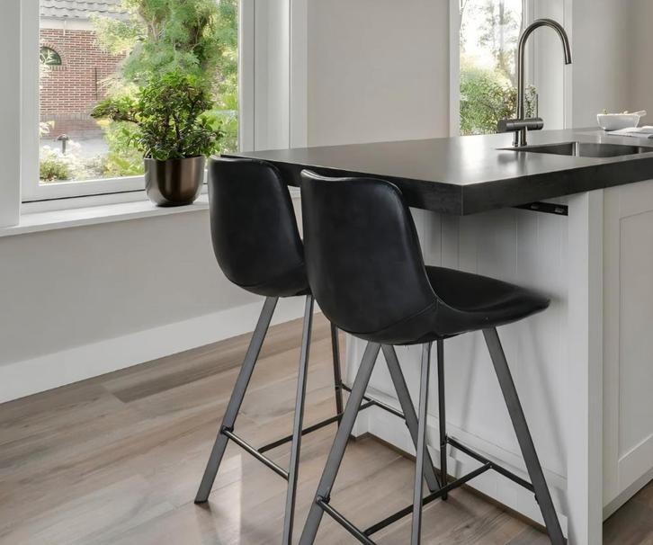 2 Zig-Zag Barkrukken Zwart PU Lederlook / barstoelen, Huis en Inrichting, Barkrukken, Zo goed als nieuw, 60 tot 90 cm, Kunststof