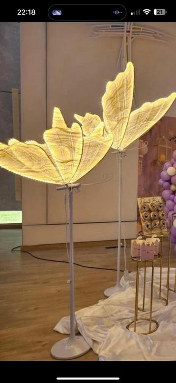 Twee groote laampen voor decoratie beschikbaar voor biedingen