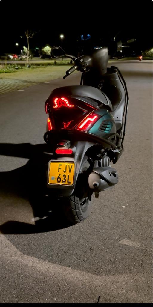 Piaggio Zip IGet 2022 – RS Set – Malossi – 8xxx km, Fietsen en Brommers, Scooters | Piaggio, Zo goed als nieuw, Zip, Benzine, Ophalen