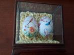 2 handbeschilderde eieren in kastje., Antiek en Kunst, Ophalen of Verzenden