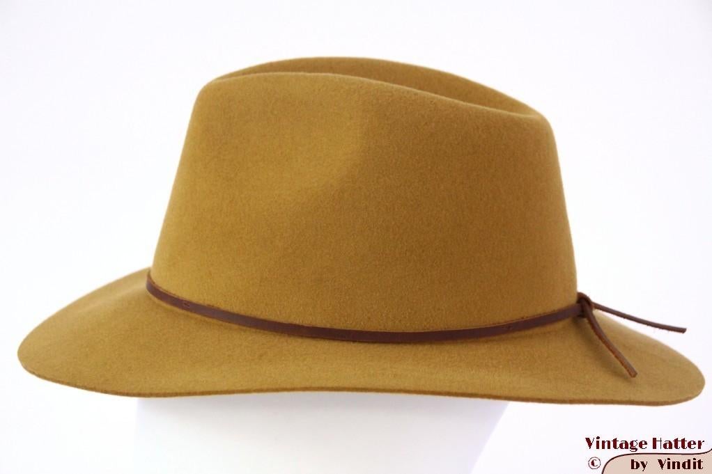 Gleufhoed Brixton Wesley maize donker geel 59 Nieuw Sample, Hoed, Nieuw, Ophalen of Verzenden, Brixton Wesley