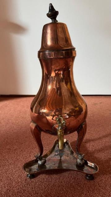 Antieke koperen waterketel met kraantje  beschikbaar voor biedingen