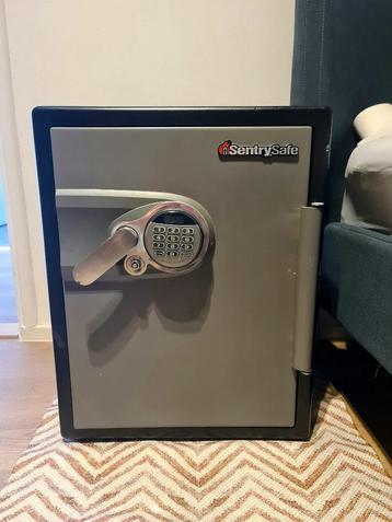 Brandwerende kluis met dubbel slot (sleutel + code) beschikbaar voor biedingen