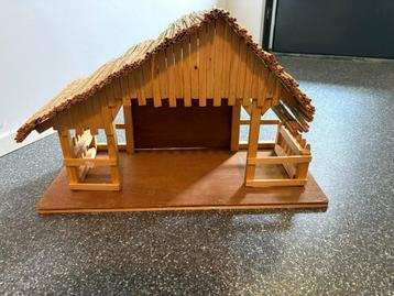 Handgemaakte Kerststal van hout met rieten dak beschikbaar voor biedingen