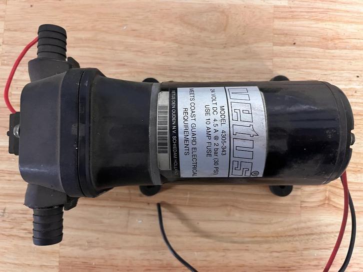 Vetus Model 4305-343 24 Volt pomp, Watersport en Boten, Accessoires en Onderhoud, Gebruikt, Overige typen, Ophalen of Verzenden