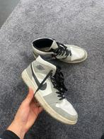 Nike Jordan 1 Mid light smoke grey maat 45 (gebruikt), Kleding | Heren, Schoenen, Ophalen of Verzenden, Zo goed als nieuw, Overige kleuren