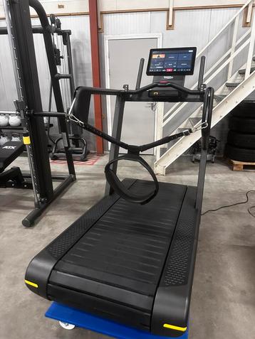 Technogym Skillrun 7000 met Parachutekit beschikbaar voor biedingen