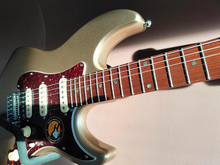 Sire Larry Carlton S7 champagne gold, Muziek en Instrumenten, Snaarinstrumenten | Gitaren | Bas, Zo goed als nieuw, Ophalen