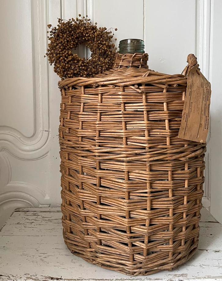 Brocante oude grote gistfles riet bekleed met etiket, Antiek en Kunst, Curiosa en Brocante, Verzenden