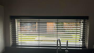 Zwarte houten lamellen luxaflex 163 x 66 cm  beschikbaar voor biedingen
