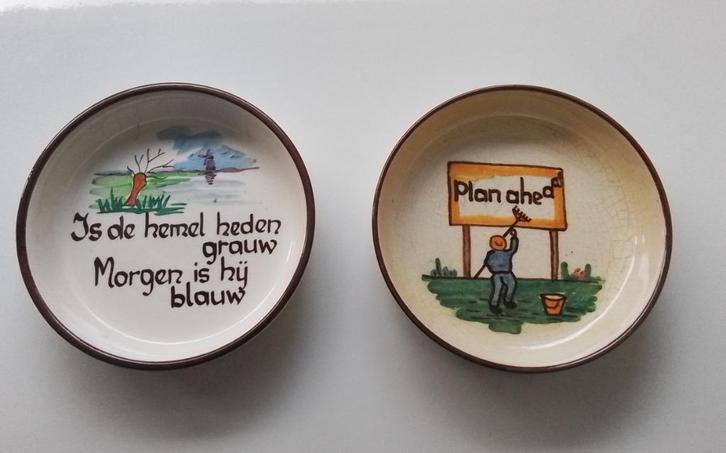Vlieguut , Soest.  Spreuken schaaltjes. 12.5 cm x 2.5 cm., Antiek en Kunst, Curiosa en Brocante, Ophalen of Verzenden