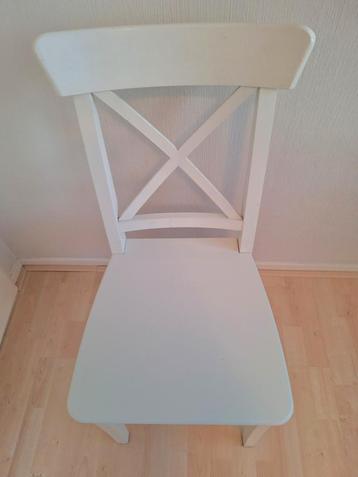 GRATIS twee witte houten stoelen met Kruis beschikbaar voor biedingen