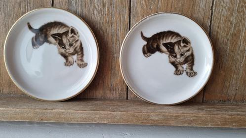 2 Prachtige Vintage Schotels Tabby Cat Rosenthal Bahnhof S., Verzamelen, Porselein, Kristal en Bestek, Gebruikt, Kop en/of schotel