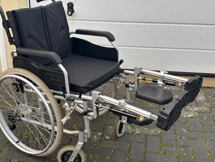 Rolstoel verstelbare beensteunen tot recht vooruit, Diversen, Rolstoelen, Zo goed als nieuw, Handbewogen rolstoel, Inklapbaar