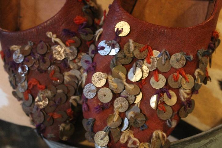 Antieke oude vintage leren slippers schoenen Marokko rood, Antiek en Kunst, Antiek | Kleding en Accessoires, Ophalen