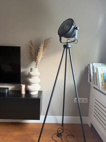 Industriële Vloerlamp met Statief label 51 beschikbaar voor biedingen