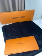 Louis Vuitton Monogram Classic Shawl, Kleding | Dames, Mutsen, Sjaals en Handschoenen, Louis Vuitton, Ophalen, Gedragen, Sjaal