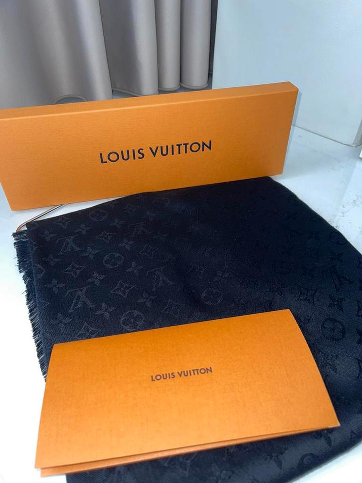 Louis Vuitton Monogram Classic Shawl, Kleding | Dames, Mutsen, Sjaals en Handschoenen, Gedragen, Sjaal, Ophalen