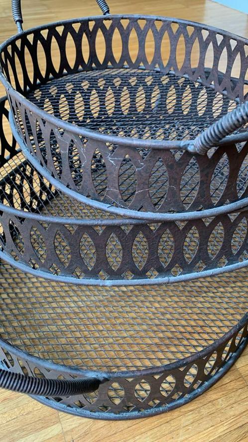 Drie Gietijzeren mandjes (inhuis of tuin), Huis en Inrichting, Woonaccessoires | Schalen en Manden, Zo goed als nieuw, Mand, Ovaal