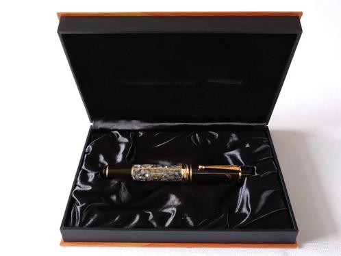 Montblanc Alexandre Dumas 18K/750 M-nib, Verzamelen, Pennenverzamelingen, Nieuw, Vulpen, Mont Blanc, Met doosje, Ophalen of Verzenden