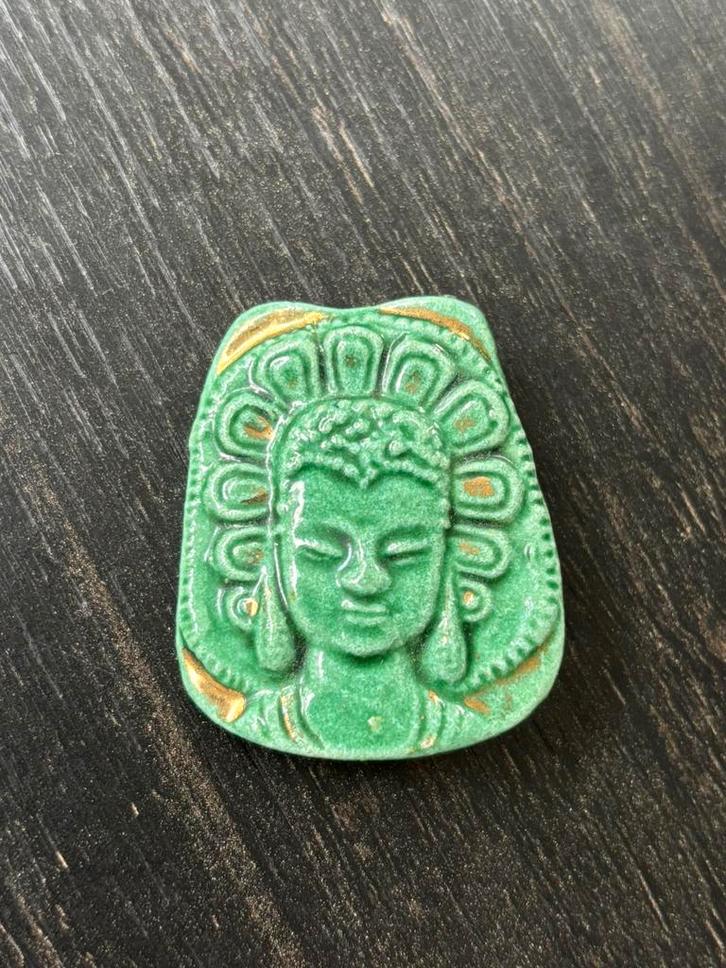 Vintage brooch broche pin Boeddha buddha groen porselein, Sieraden, Tassen en Uiterlijk, Broches, Zo goed als nieuw, Ophalen of Verzenden