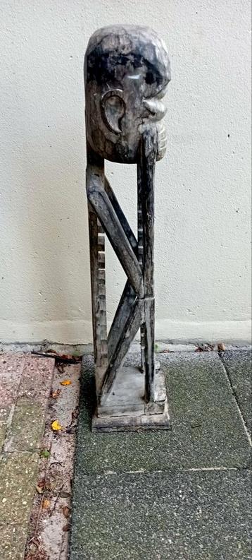 Houten CD Rek met Zwijgend Beeld beschikbaar voor biedingen