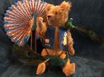 Prachtige antieke beer met Hong Kong jasje., Ophalen of Verzenden