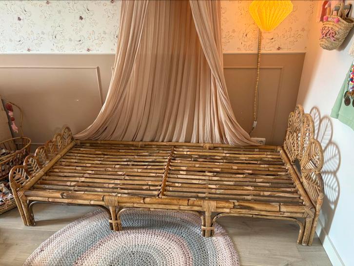 Superleuk meisjesbed Boho bamboe waaier naturel pauw bloem, Kinderen en Baby's, Kinderkamer | Bedden, Zo goed als nieuw, 180 cm of meer
