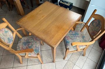 Licht eikenhouten tafel 90x90-125 met twee stoelen beschikbaar voor biedingen