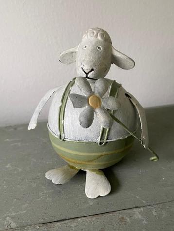 Blikken decoratie voor Pasen / Lente . Schaapje van blik. beschikbaar voor biedingen