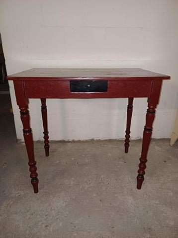 Rode tafel met zwarte lade  beschikbaar voor biedingen