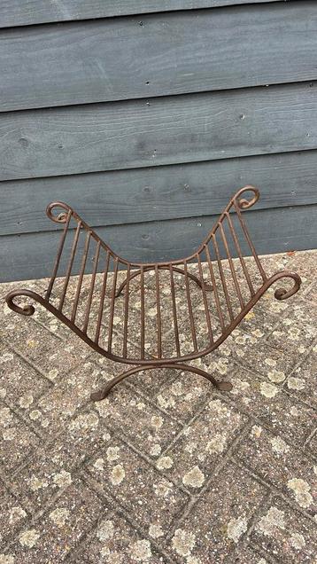 Brocante krantenbak beschikbaar voor biedingen