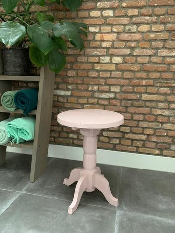 Kloostertafeltje beschikbaar voor biedingen