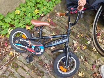 Twee kinderfietsen, moeten worden opgeknapt. beschikbaar voor biedingen