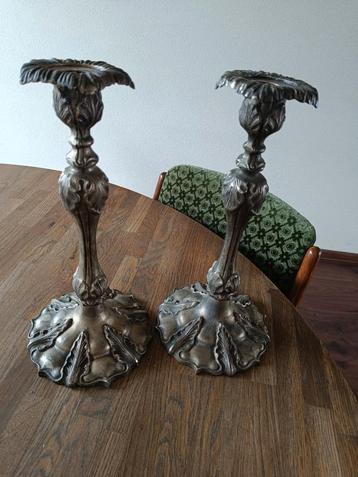 Twee zware kandelaars  beschikbaar voor biedingen