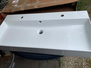 Nieuwe wastafel voor twee kranen beschikbaar voor biedingen